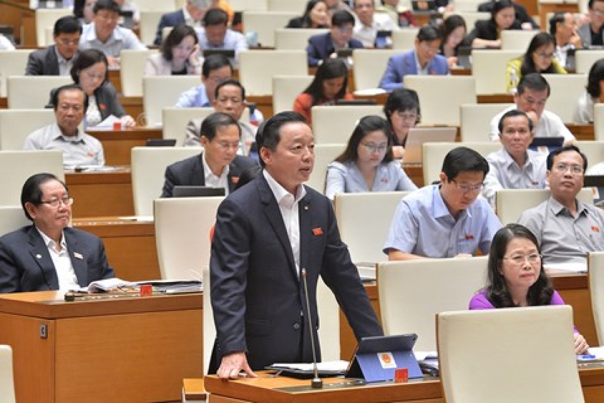 Bộ trưởng Bộ Tài nguyên và Môi trường Trần Hồng Hà trả lời chất vấn của các đại biểu Quốc hội. Ảnh: Quốc hội