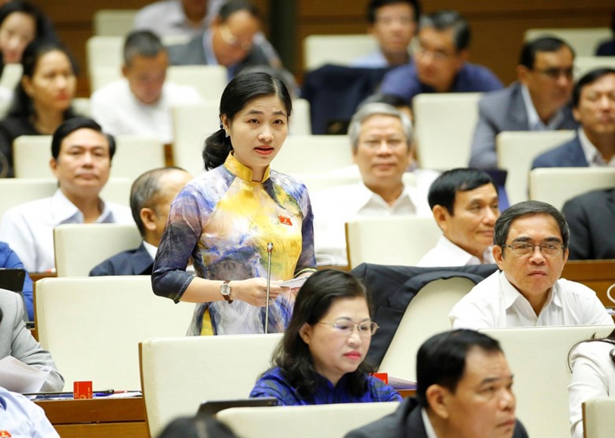 Đại biểu Trương Thị Yến Linh - Đoàn đại biểu Quốc hội tỉnh Cà Mau, đặt câu hỏi chất vấn. Ảnh: Quốc hội