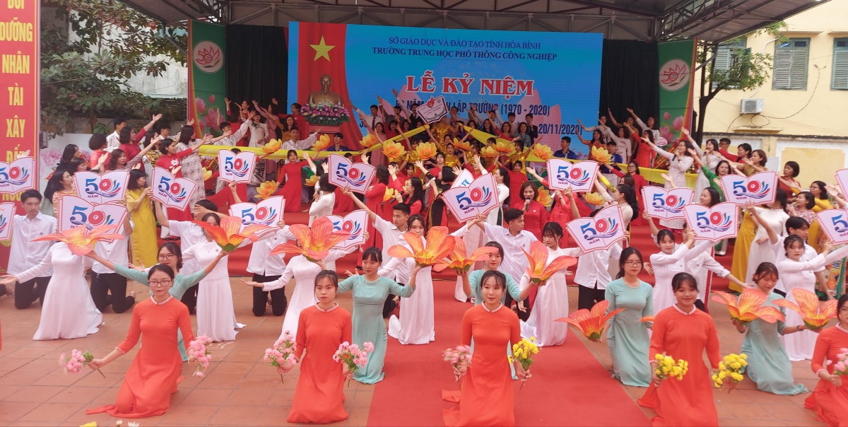 Tiết mục văn nghệ chào mừng.