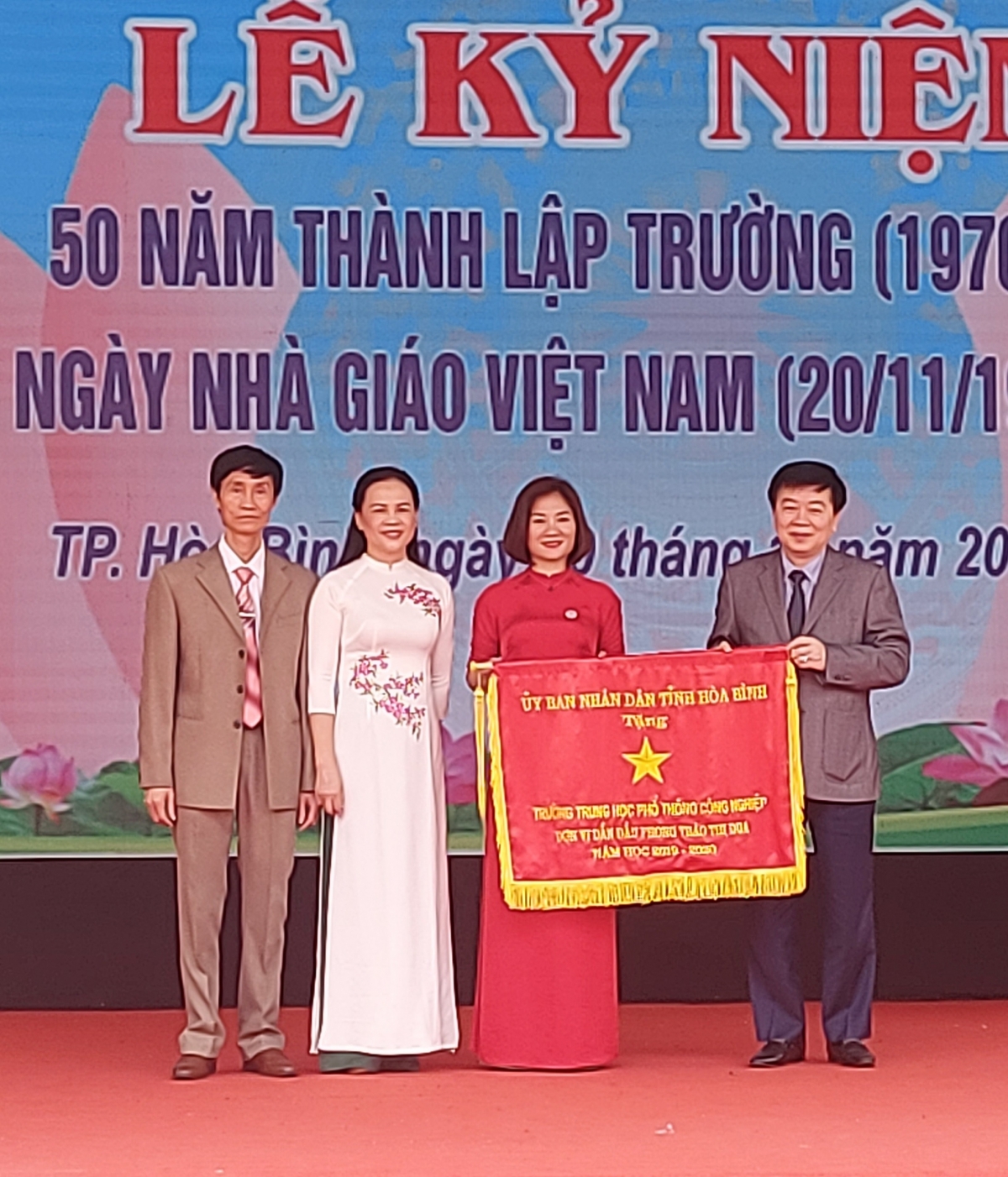 Trong 50 năm qua nhà trường đã sớm khẳng định được chất lượng dạy và học, được Đảng, Nhà nước, Bộ GD&amp;ĐT và UBND tỉnh Hòa Bình ghi nhận, tặng Huân chương lao động hạng, hạng hạng Nhất, Nhì, Ba và nhiều phần thưởng cao quý khác.