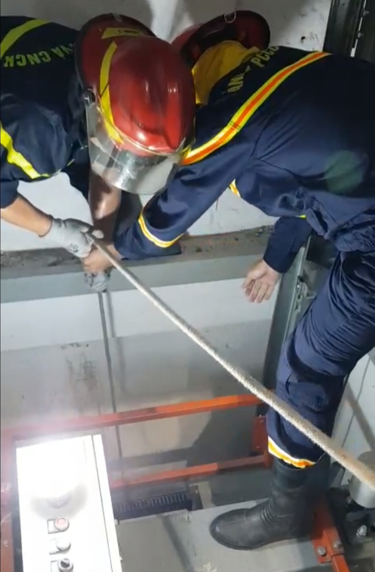 Lực lượng cứu nạn cứu hộ nỗ lực đưa cô gái bị mắc kẹt trong giếng thang máy ra ngoài.
