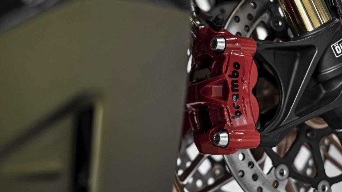 Mẫu xe này được trang bị bộ phuộc Ohlins, phanh Brembo M50 với cùm phanh đỏ,…