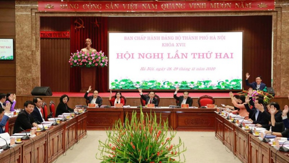 Các đại biểu biểu quyết thông qua chương trình Hội nghị lần thứ hai, Ban Chấp hành Đảng bộ TP Hà Nội khóa XVII.