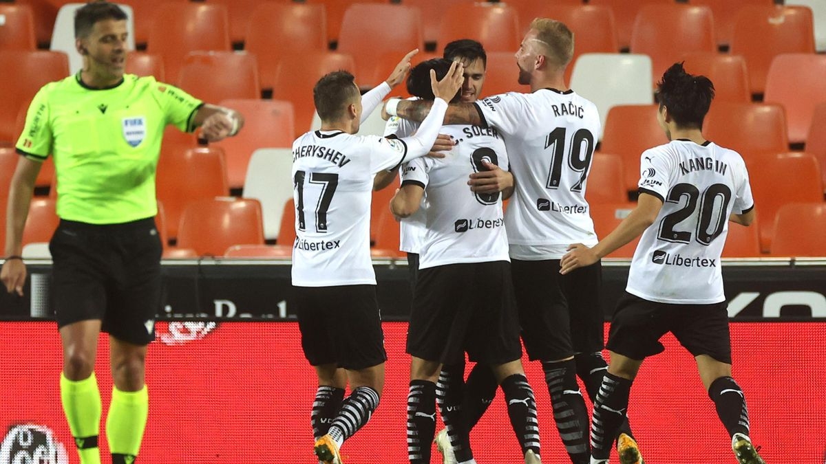 Valencia thắng đậm Real Madrid trong trận đấu kỳ lạ. (Ảnh: Getty).
