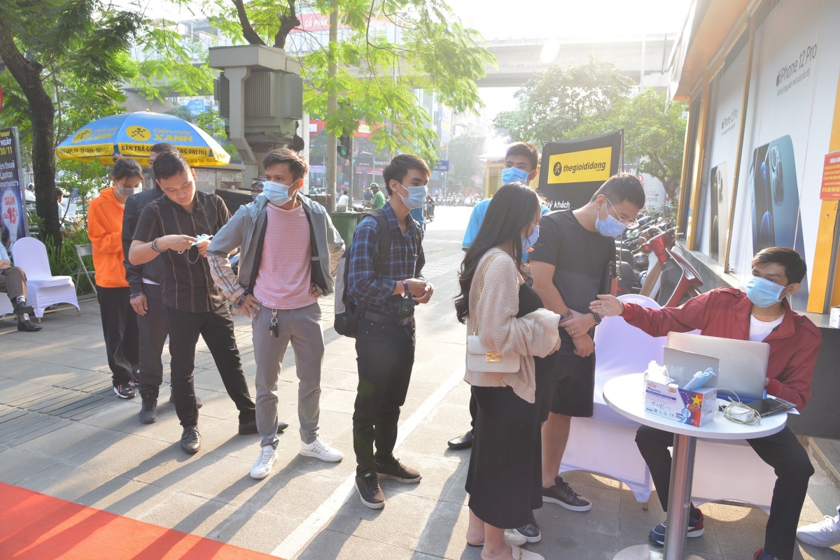 Nhiều khách xếp hàng từ sớm, hào hứng đếm ngược khoảnh khắc nhận về các phiên bản iPhone 12. Được biết, Thế Giới Di Động hiện là đại lý chính hãng lớn nhất của Apple tại Việt Nam, nhà bán lẻ tự tin đáp ứng nguồn hàng sẵn sàng phục vụ iFan.