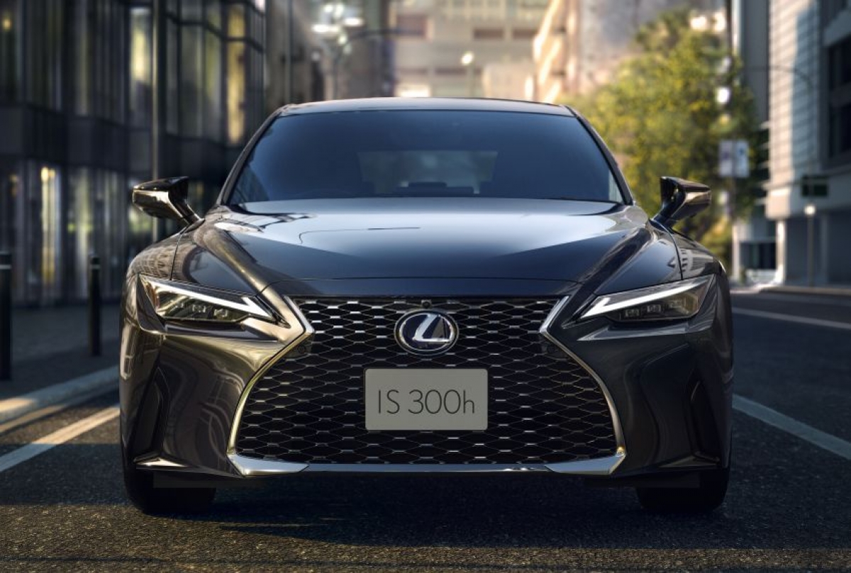 Về mặt thiết kế Lexus IS 2021 có kiểu dáng ấn tượng nhờ ngôn ngữ thiết kế mới nhất, với lưới tản nhiệt hình con suốt quen thuộc và được mở rộng phần dưới, đèn pha LED mỏng được đặt bên dưới đèn ban ngày hình mũi tên dạng đơn. Thiết kế mặt bên cũng được điều chỉnh hoàn toàn với kính chắn gió phía sau làm dốc hơn một chút cho phép cột C gấp khúc rõ rệt.
