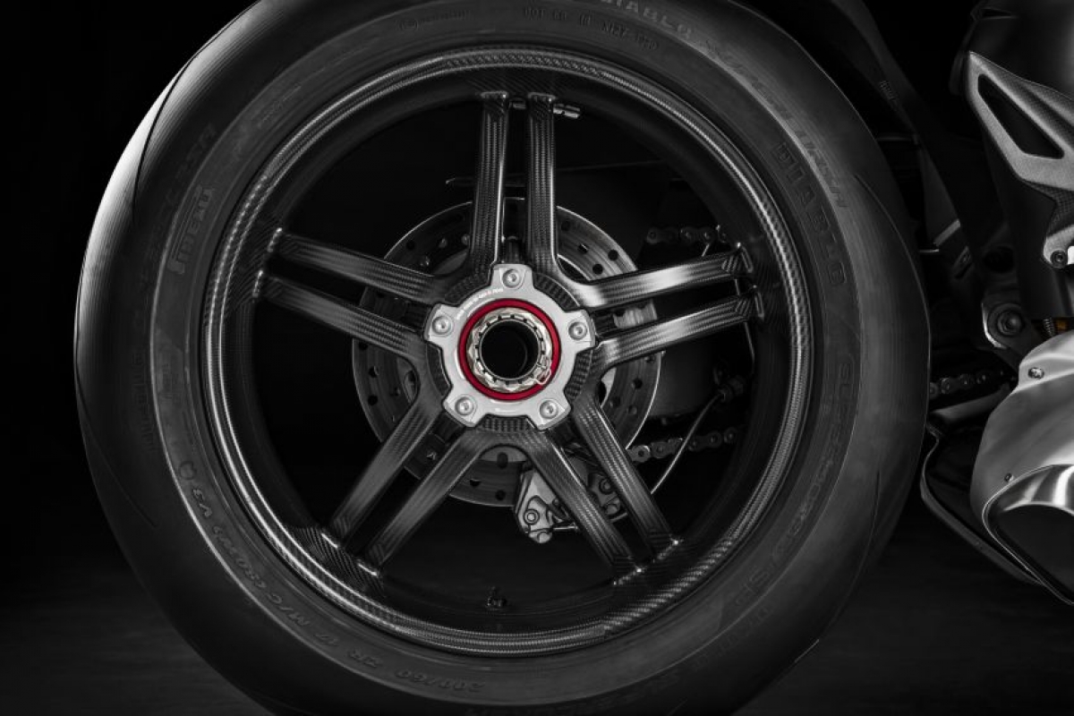 Bộ la zăng 5 chấu sợi carbon trên chiếc Panigale V4 SP sẽ thay thế cho bộ mâm đúc nhôm trên chiếc Panigale V4S, điều này giúp giảm 1,4 kg trên mỗi bánh và khối lượng tổng thể giảm tới 1 kg so với phiên bản Panigale V4 tiêu chuẩn với khối lượng khô 174 kg.