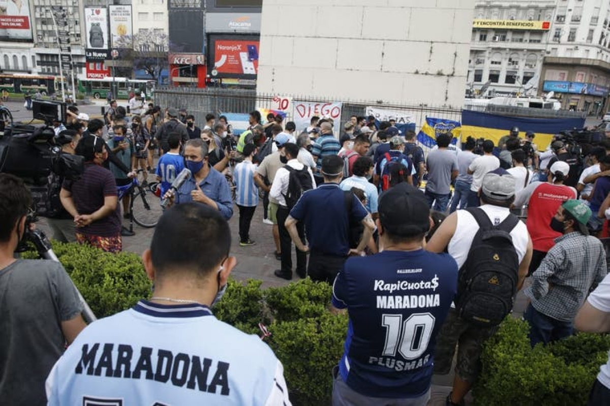 Người hâm mộ buồn bã khi hay tin Diego Maradona qua đời.