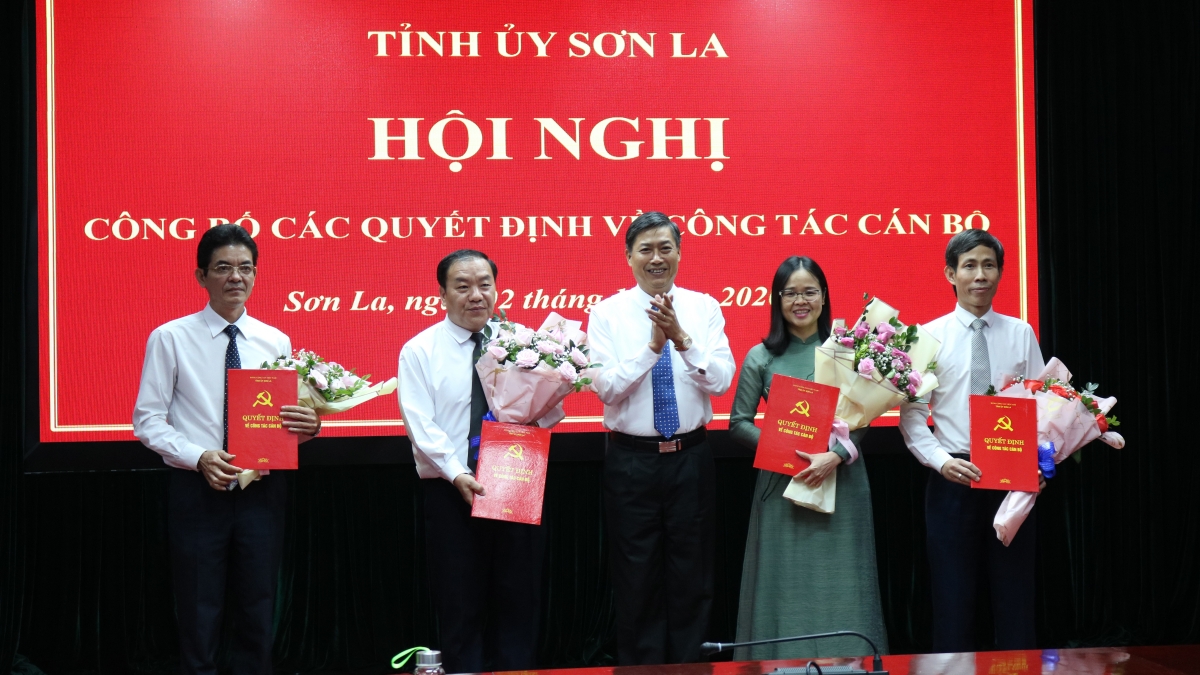 Ông Nguyễn Hữu Đông, Bí thư Tỉnh ủy Sơn La trao các quyết định phân công các Ủy viên Ban Thường vụ tỉnh ủy.