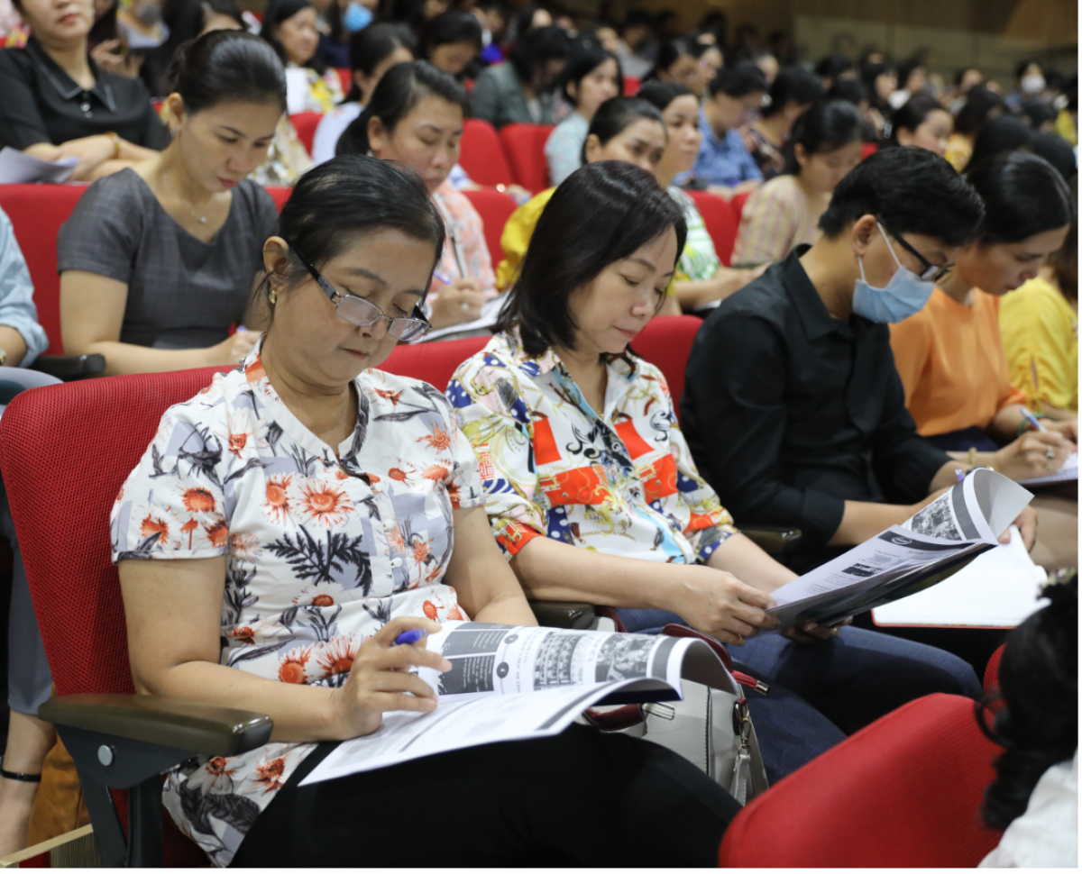 Đông đảo lãnh đạo các phòng giáo dục, thầy cô tham dự buổi tập huấn.