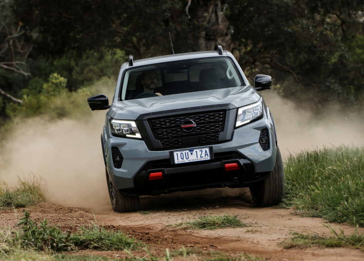 Chiếc Navara mới cũng được gọi là Frontier tại thị trường Mexico và Bắc Mỹ (khác với chiếc Frontier đến từ Mỹ), ngay lập tức tạo ra sự khác biệt so với những phiên bản trước đó nhờ phần đầu và phần sau được sửa đổi.