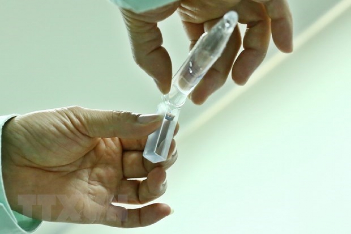 Nghiên cứu định lượng protein trong vaccine tại phòng thí nghiệm của Công ty Vabiotech. (Ảnh: TTXVN)