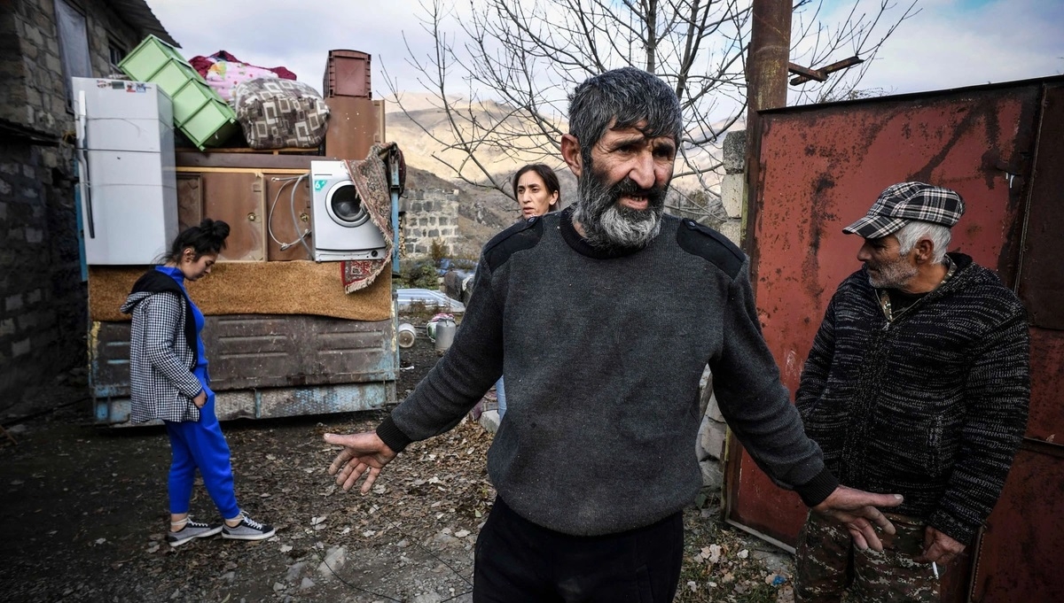 Theo thỏa thuận nói trên, 7 vùng lân cận của Nagorno-Karabakh sẽ được “Cộng hòa Artsakh” tự phong giao cho phía Azerbaijan. Kalbajar là 1 trong 7 vùng đó. Trong ảnh, người dân tại thị trấn Kalbajar, đang gói ghém đồ đạc trước khi rời bỏ nhà cửa của họ ở đây. Ảnh: Getty.