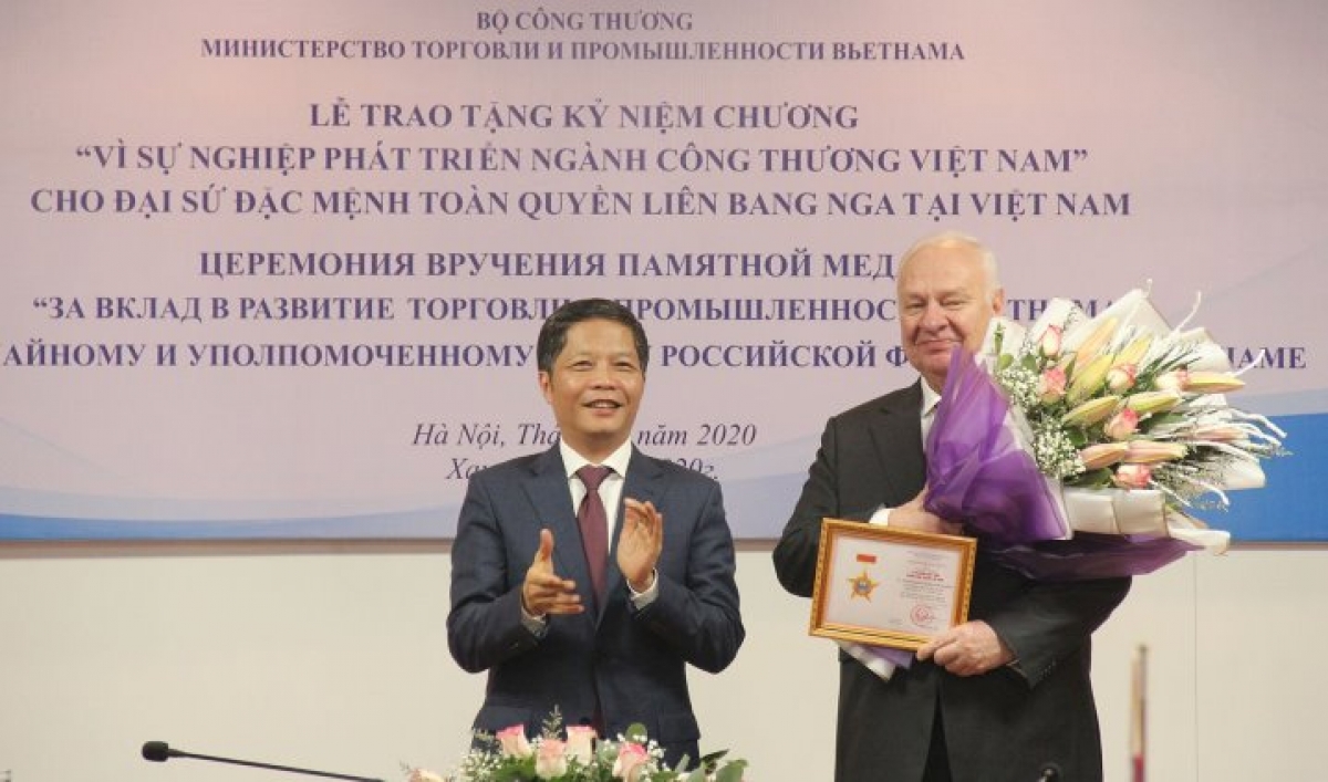 Bộ trưởng Bộ Công Thương Trần Tuấn Anh trao tặng Kỷ niệm chương Vì sự nghiệp phát triển ngành Công Thương Việt Nam cho ông Konstantin Vasilievich Vnukov, Đại sứ đặc mệnh toàn quyền Liên bang Nga tại Việt Nam. (Ảnh: Báo Công thương).