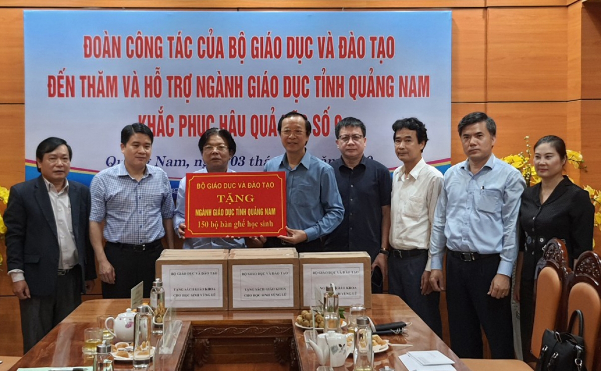 Đoàn công tác của Bộ GD-ĐT về hỗ trợ ngành giáo dục các tỉnh miền Trung bị thiệt hại do bão lũ.