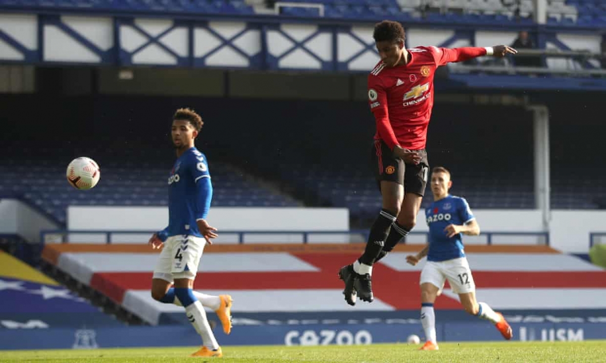 Rashford đánh đầu không trúng bóng. (Ảnh: Getty)
