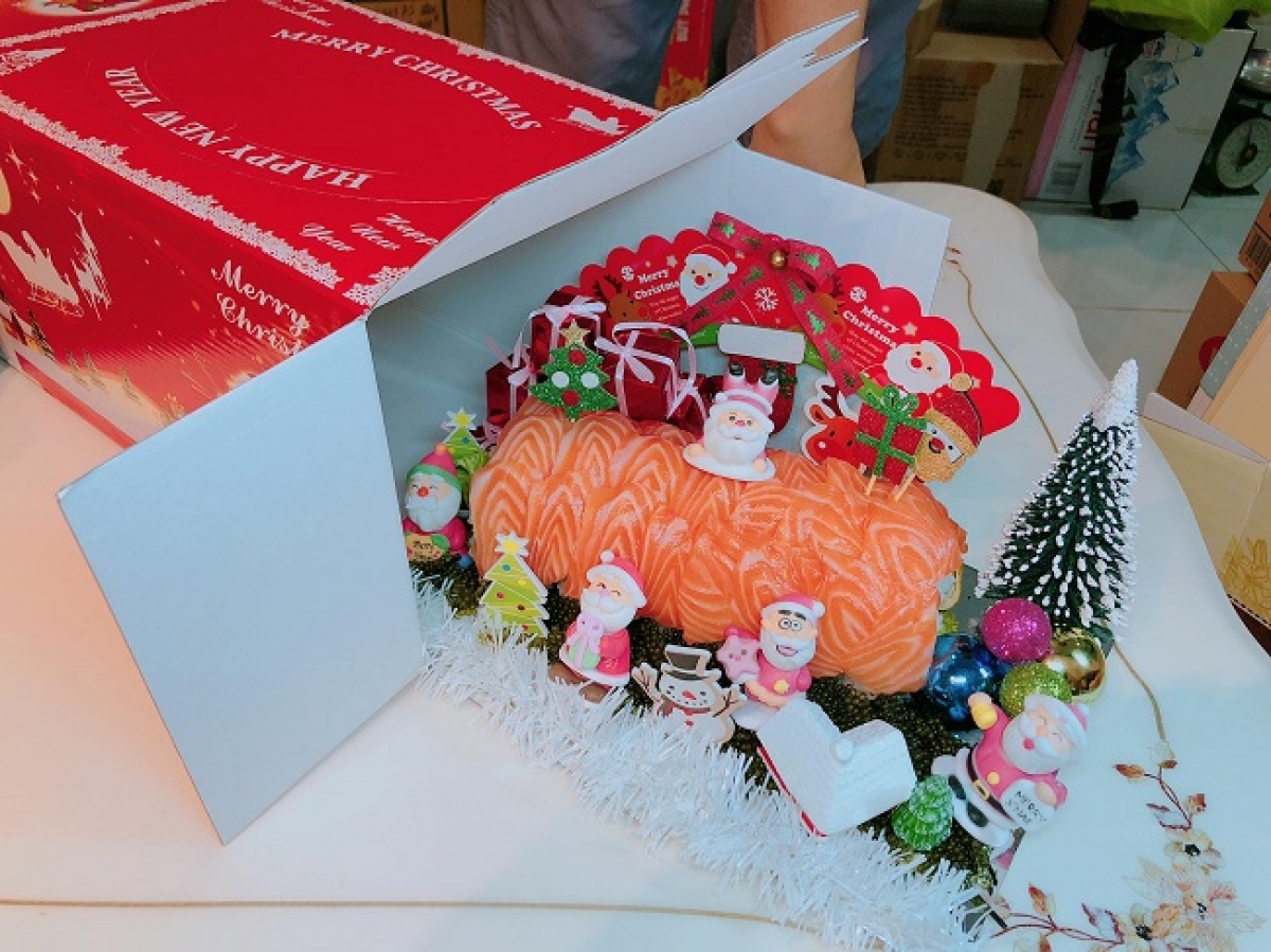 Cây thông Noel cũng được làm từ sushi./.