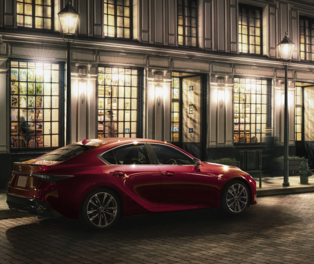 Lexus cũng đã làm thấp những đường vai và kéo ở hai bên sườn làm tôn lên vòm bánh với chắn bùn rộng hơn kiểu widebody. Kính phía sau thu gọn và nắp cốp làm nổi bật cụm đèn pha dạng chữ L, cùng phần cản va mới và phần mô phỏng bộ khuếch tán không khí. Chiếc IS dài hơn 30 mm, rộng hơn 30 mm và thấp hơn 5 mm so với phiên bản trước.