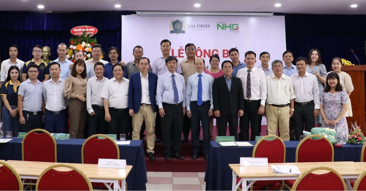 Ban giám hiệu và tập thể giảng viên GDU chụp hình lưu niệm tại buổi lễ bổ nhiệm Hiệu trưởng mới.