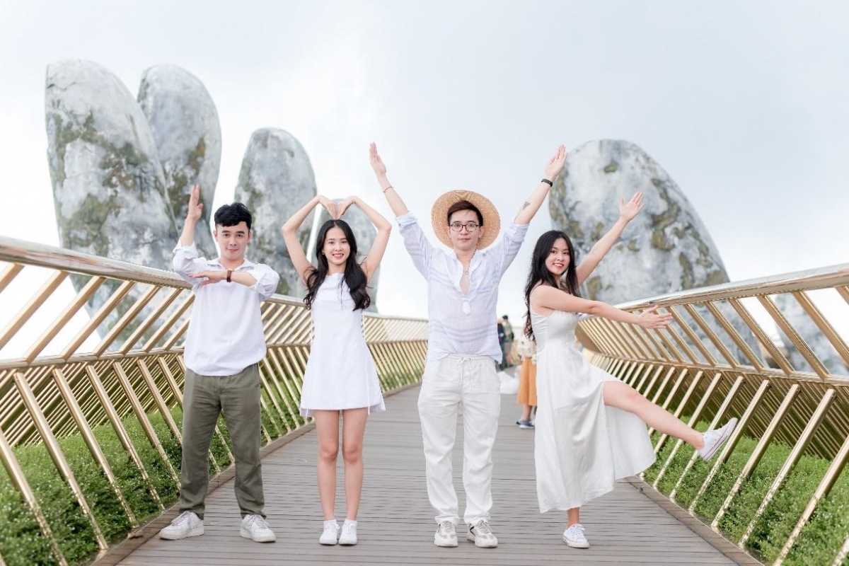 Còn nếu đến Cầu Vàng vào thời điểm khác, đừng lo, còn rất nhiều sắc thái tuyệt vời mà bạn có thể "bắt trọn khoảnh khắc" nơi đây. Đặc biệt, Cầu Vàng là điểm đến chưa bao giờ hết hot, nên thường rất đông khách. Bạn nên tận dụng quãng thời gian sau Covid-19 để tận hưởng một Cầu Vàng yên bình và sở hữu tấm ảnh "mình ta với cầu Vàng" thật chất nhé!