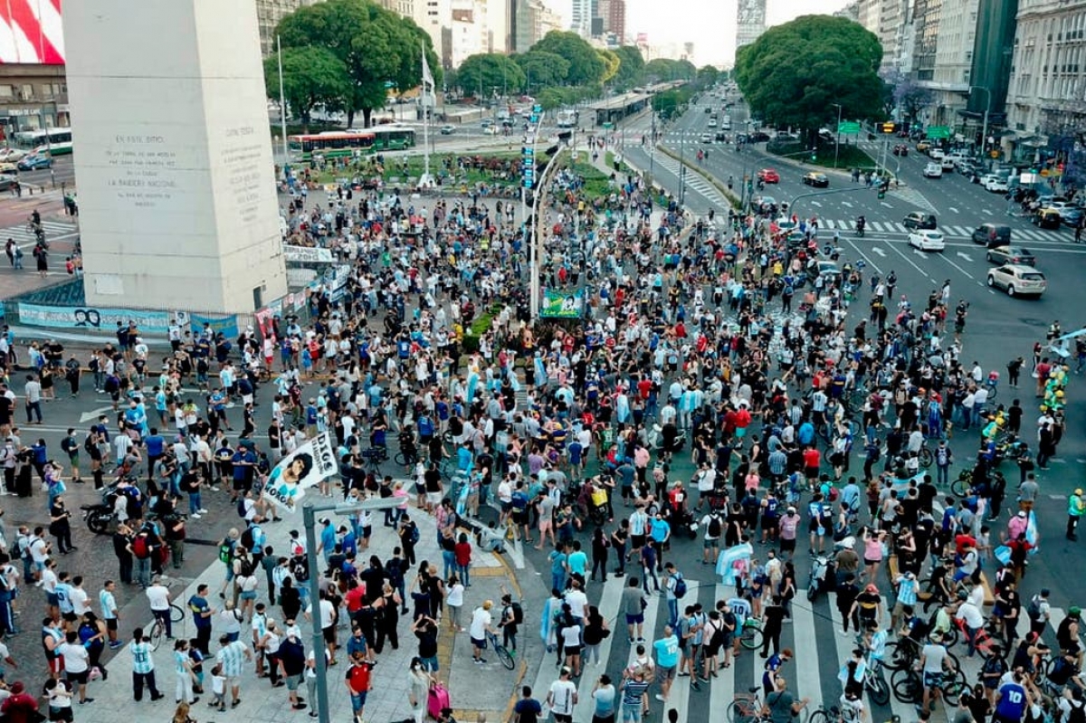Người dân Argentina đổ ra đường, mặc áo số 10, cầm cờ và hát tri ân Diego Maradona.