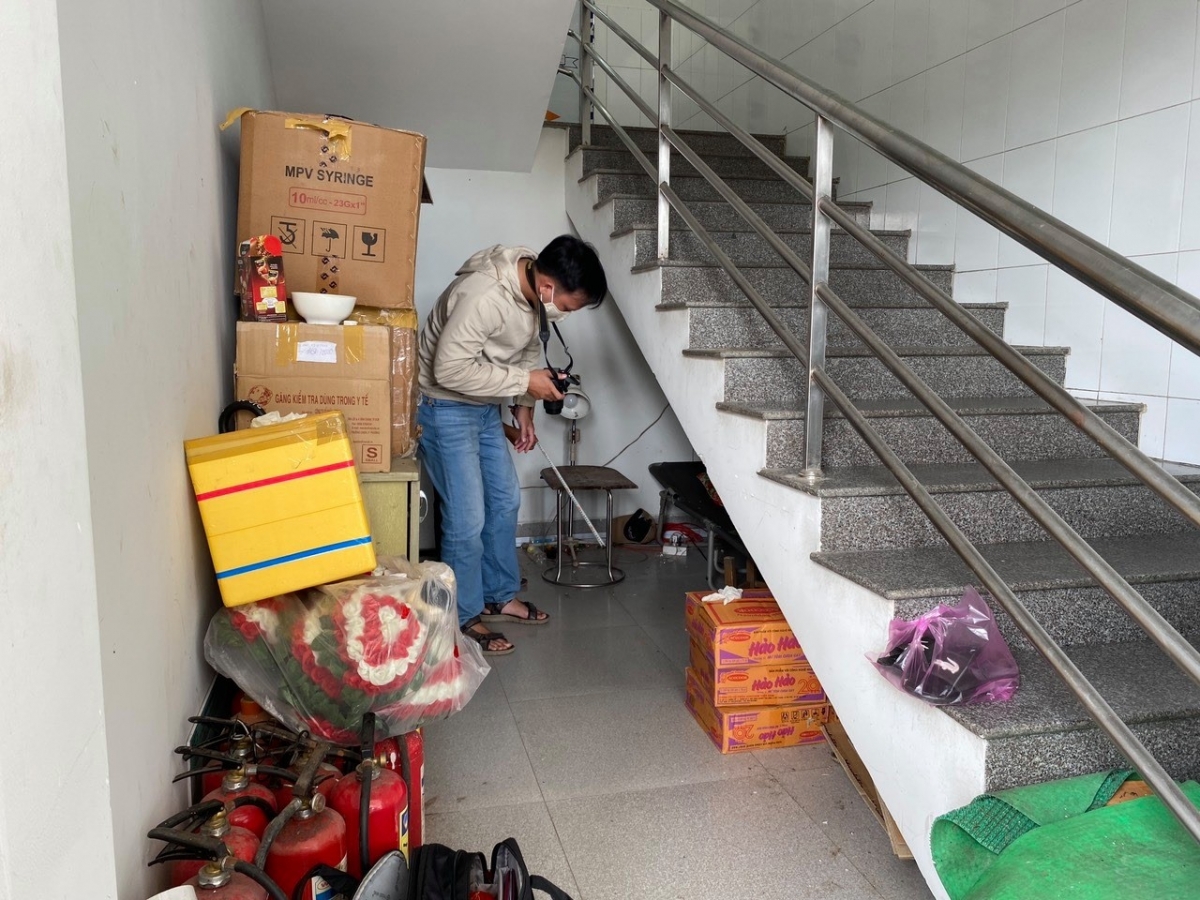 Công an khám nghiệm hiện trường nơi xảy ra vụ việc