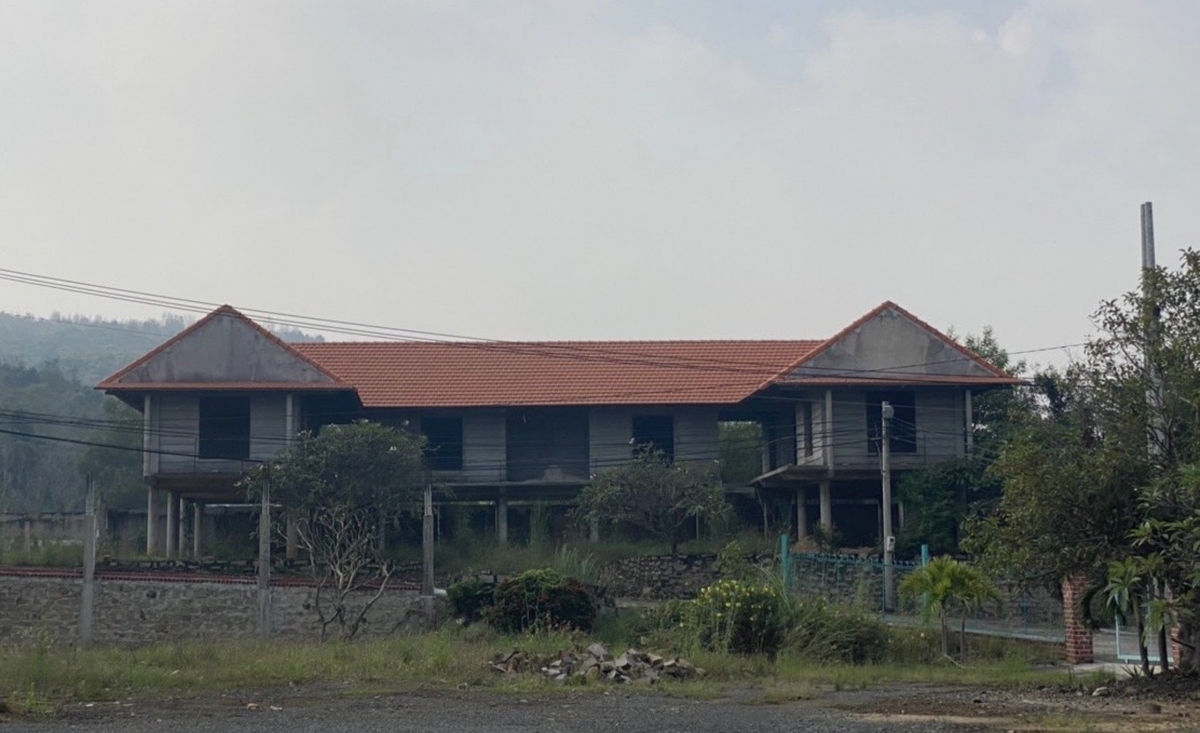 Dãy nhà nghỉ trong khuôn viên nhà hàng Du Sơn đang hoàn thiện