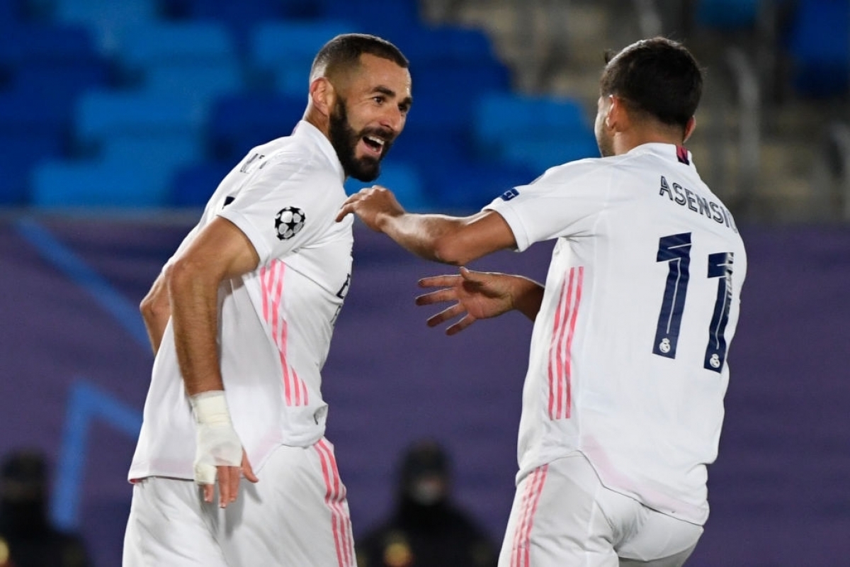 Các cầu thủ Real Madrid ăn mừng bàn mở tỉ số (Ảnh: Getty).