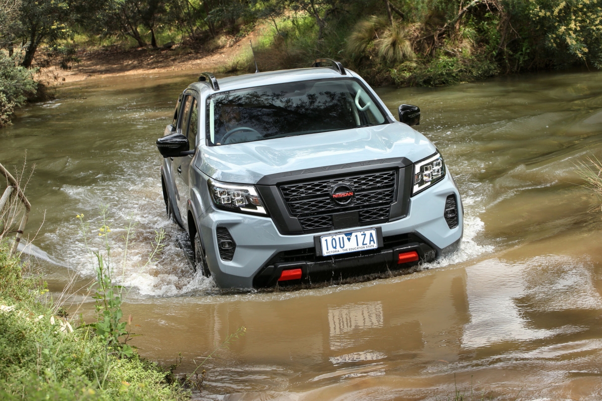 Cụ thể ở phía trước, chiếc Navara được cập nhật có lưới tản nhiệt được sửa đổi và một cặp đèn bi-LED mới được bổ sung để khiến xe trông nổi bật hơn.