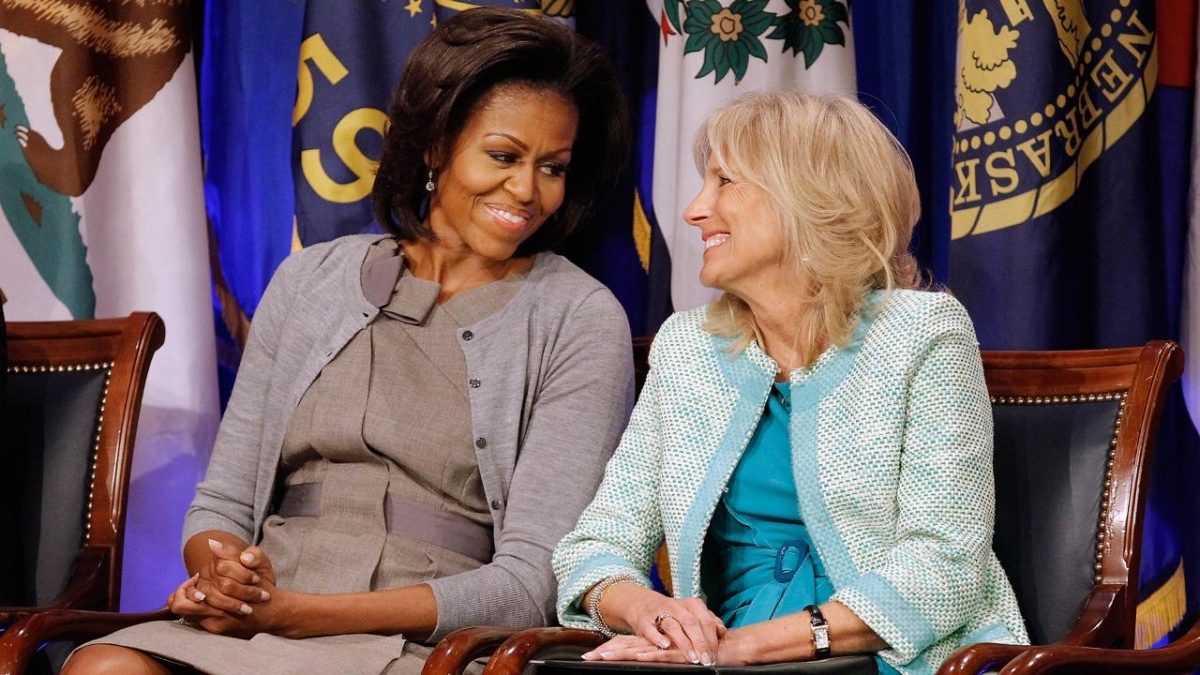 Cựu Đệ nhất phu nhân Michelle Obama và bà Jill Biden. Ảnh: People 