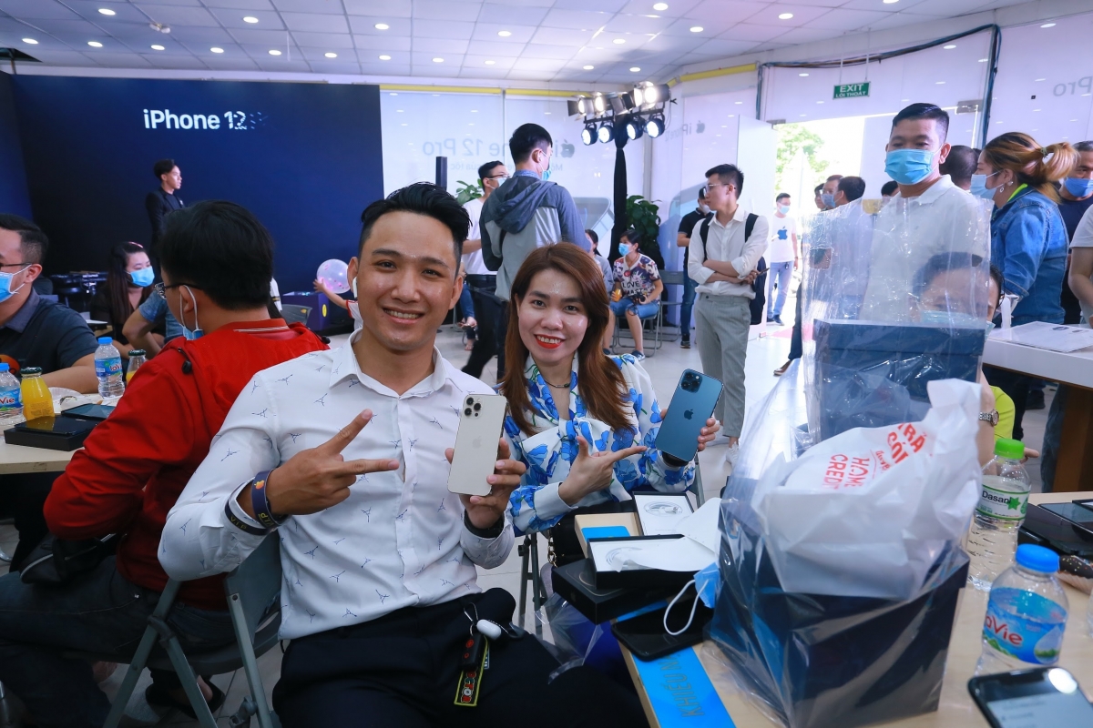 Rất nhiều người là tín đồ của iPhone, đồng thời là fan trung thành của Thế Giới Di Động. Minh Luân, quận 3, TP.HCM chia sẻ: “Không chỉ tìm hiểu về sản phẩm, tôi luôn so sánh lợi ích ở nhiều nơi rồi mới quyết định mua. Giá ở Thế Giới Di Động không chênh lệch là bao so với hàng xách tay nhưng đổi lại là sự an tâm khi mua hàng chính hãng, nhiều ưu đãi ngon và chế độ hậu mãi tốt. Ngoài ra, tôi rất thích phong cách phục vụ khách hàng tại đây hơn so với các chuỗi bán lẻ khác”.