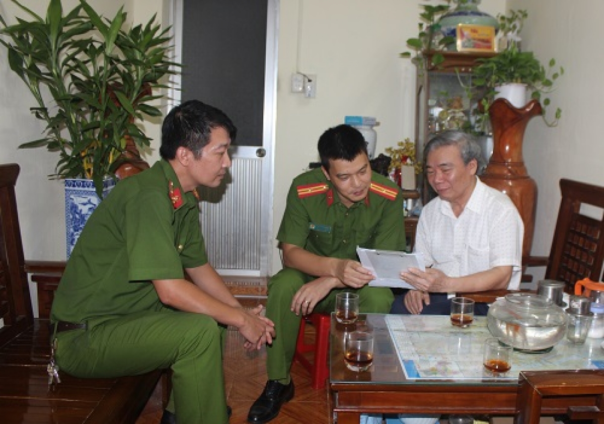 Công an phường Thanh Xuân Nam thường xuyên trao đổi với nhân dân