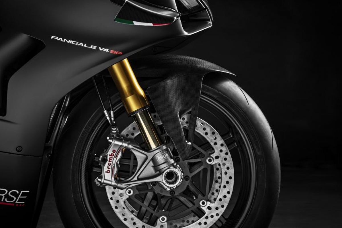 Kẹp phanh Brembo Stylema R được gắn xuyên tâm theo phong cách thể thao và cả phanh Brembo MCS, xi lanh chủ hướng tâm đều là những bộ phận đảm bảo hiệu suất hoạt động ổn định trên đường đua khắc nghiệt.