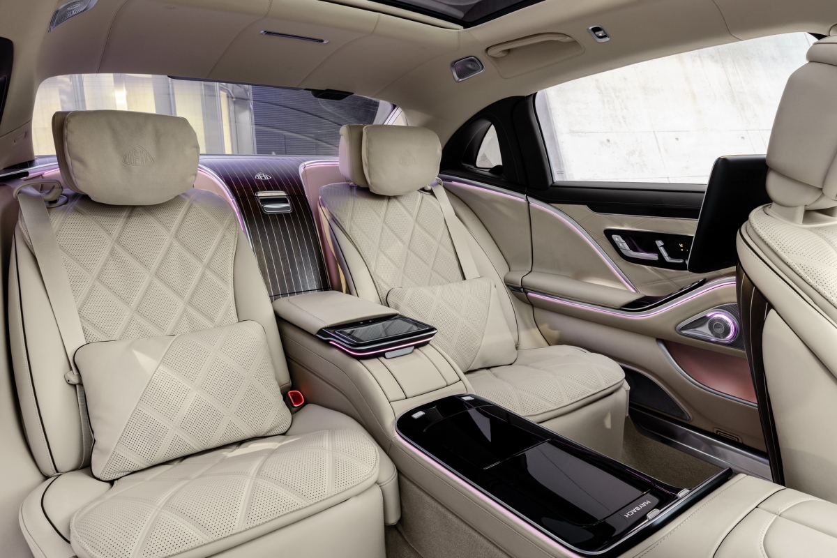 Mỗi chiếc Maybach S-Class sẽ được trang bị ghế Executive kép với tính năng mát xa cho bắp chân và gói trang bị Chauffer tiêu chuẩn. Hàng ghế sau thậm chí có thể điều chỉnh mặt ghế, tựa lưng và chỗ để chân để tạo ra một chỗ ngủ thoải mái.