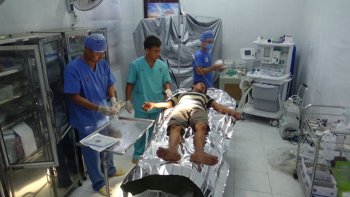 Bệnh xá đảo Trường Sa cấp cứu ngư dân. 
