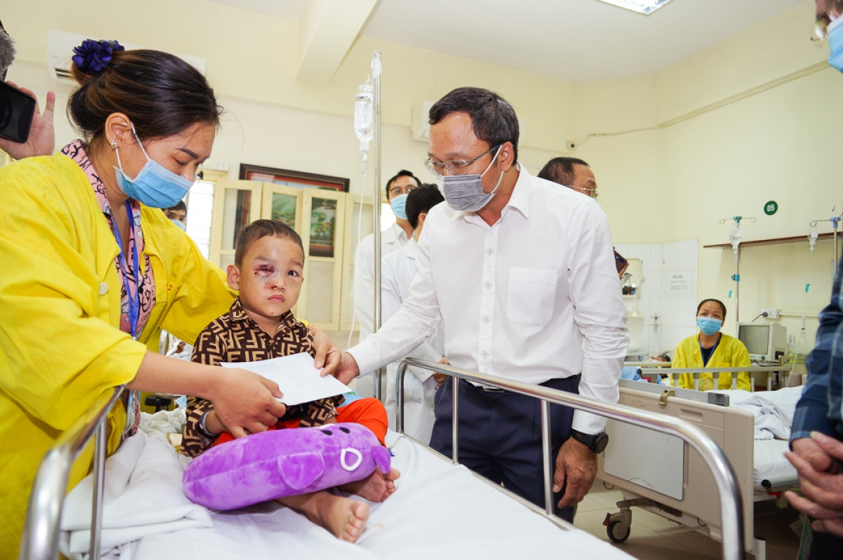 Phó Chủ tịch chuyên trách Ủy ban ATGT Quốc gia Khuất Việt Hùng và đoàn công tác trực tiếp thăm hỏi, động viên và trao những phần quà cho bé Trần Thành Công, nạn nhân bị TNGT có hoàn cảnh khó khăn tại bệnh viện Việt Đức.