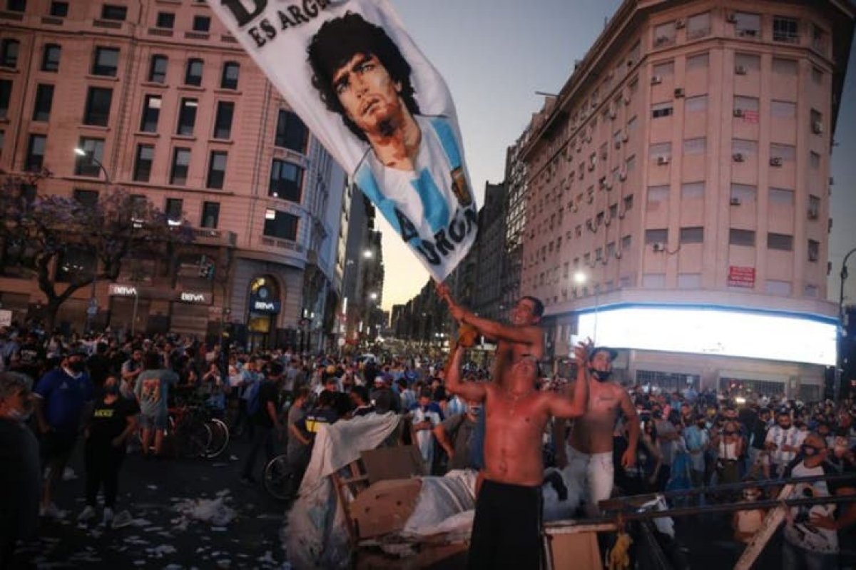 Với người dân Argentina thì Diego Maradona là một huyền thoại sống. Diego Maradona ra đi, nhưng những đóng góp của ông cho bóng đá, cho đất nước Argentina luôn sống mãi.