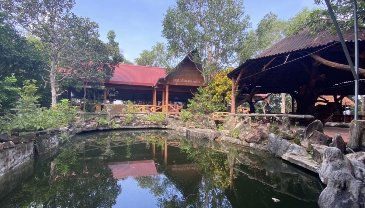 Nhiều nhà gỗ trong hệ thống Nhà hàng Du Sơn