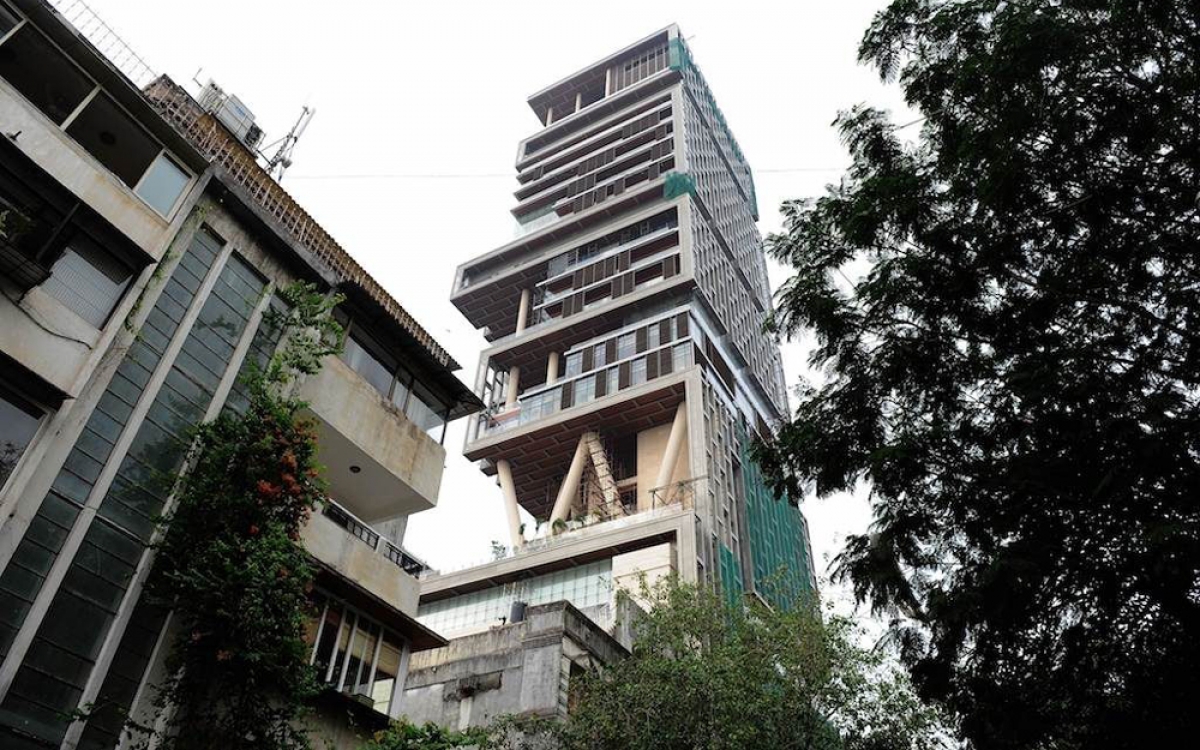 Dinh thự Antilia 27 tầng ở Mumbai với kiến trúc độc đáo trị giá 2 tỷ USD là tư gia của tỷ phú giàu nhất Ấn Độ Mukesh Ambani.