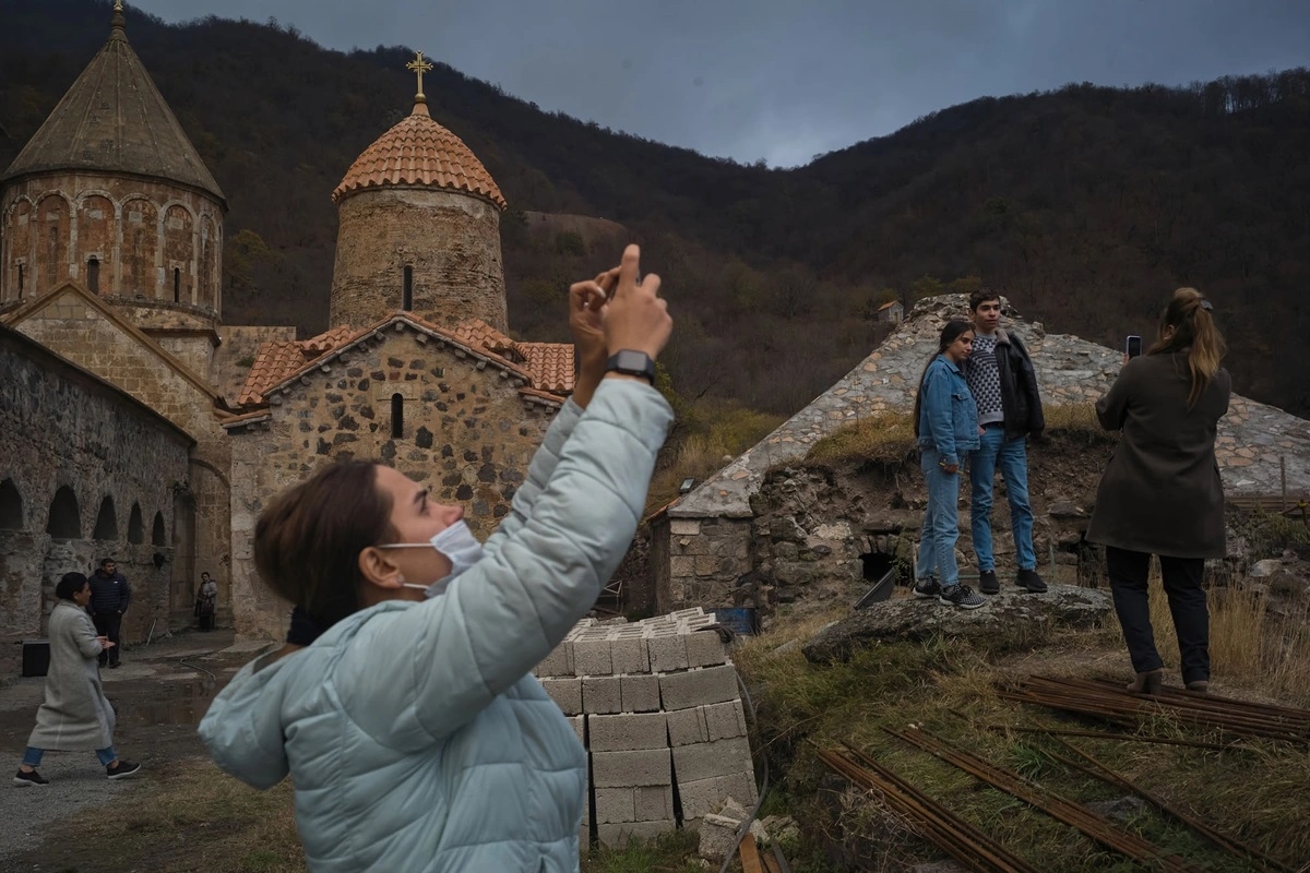 Người dân tộc Armenia tranh thủ chụp ảnh trước khi rút lui khỏi nơi họ sinh sống. Ảnh: Getty.