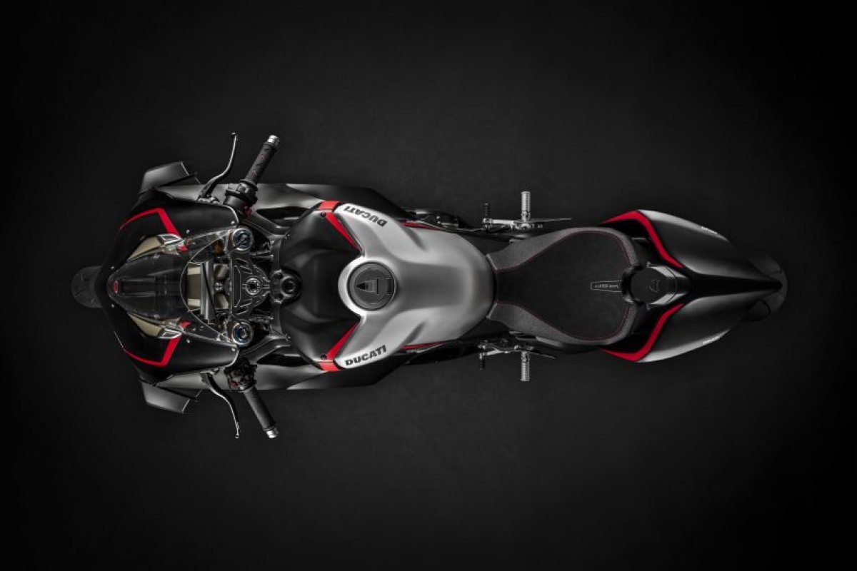 Panigale V4 SP 2021 sử dụng khối động cơ tương tự Panigale V4 và V4S với khối V4 1.103cc, sản sinh công suất tối đa 214 mã lực tại 13.000 vòng/phút và mô-men xoắn cực đại 124 Nm tại 9.500 vòng/phút. Xe được dẫn động bằng xích 520, hộp số 6 cấp và tích hợp hệ thống sang số nhanh Quick-Shift 2 chiều.