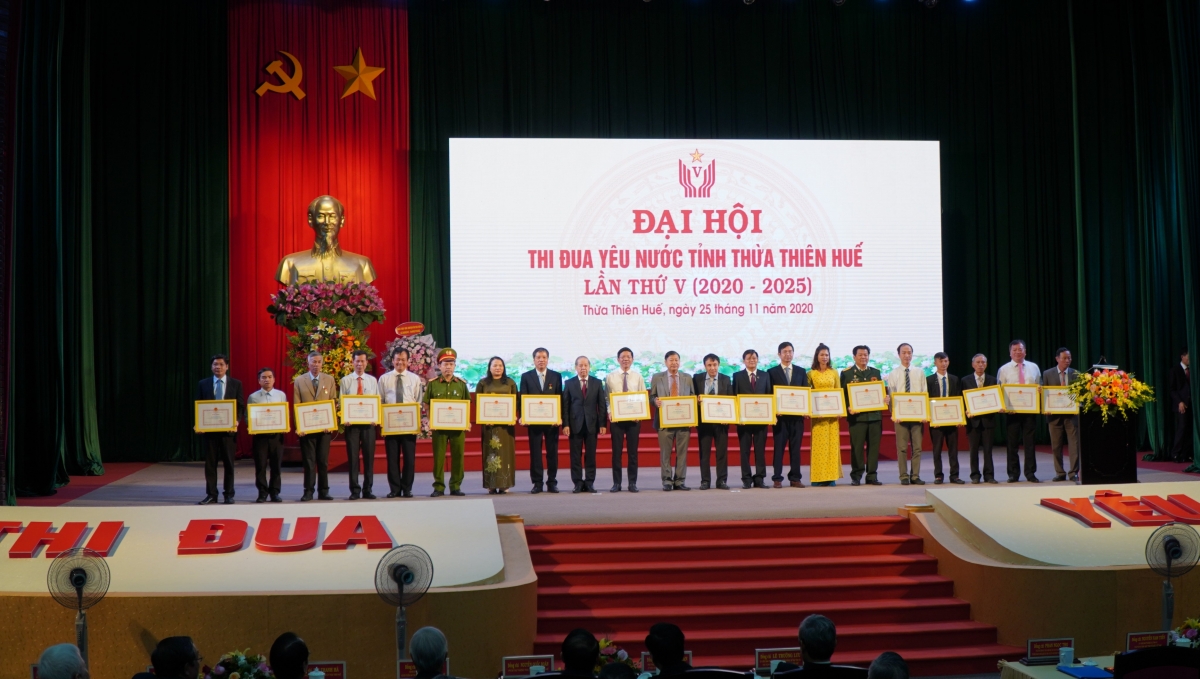 Tặng bằng khen cho các tập thể cá nhân đạt thành tích xuất sắc