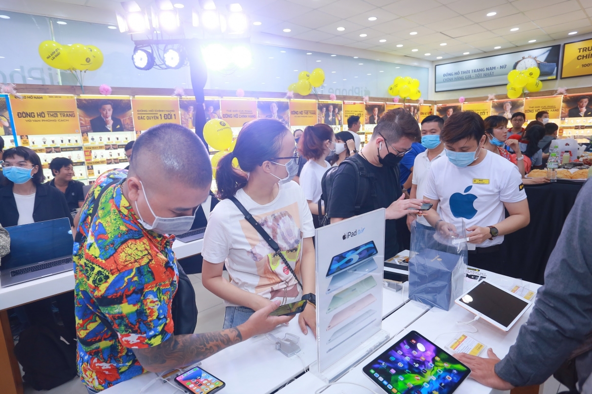 Chia sẻ thêm về lý do “lên đời” iPhone 12, chị Hồng Phấn (quận 1, TP. HCM) cho biết: “Mình rất ấn tượng với công nghệ 5G trên iPhone 12, điện thoại của mình hứa hẹn có tốc độ kết nối Internet nhanh vượt bậc, lại còn đảm bảo tính an toàn khi không cần phải kết nối với wifi công cộng nhiều nữa.” Ngoài việc hỗ trợ băng tầng mạng 5G, Apple đã tăng hiệu năng của iPhone 12 vượt trội so với thế hệ tiền nhiệm với chip Bionic mới, giúp cho việc chiến game hay đa tác vụ đều hoạt động mượt mà và không sợ giật lag.