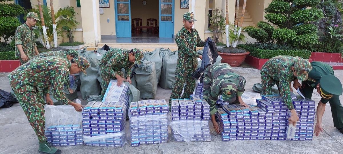 Lực lượng Biên phòng kiểm tra tang vật
