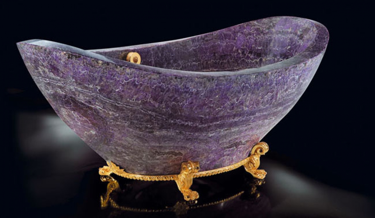 Mang màu sắc độc đáo, chiếc bồn tắm Baldi Amethyst Bathtub cũng có chân được làm bằng vàng ròng 24k. Giá của sản phẩm này là 121.200 USD.