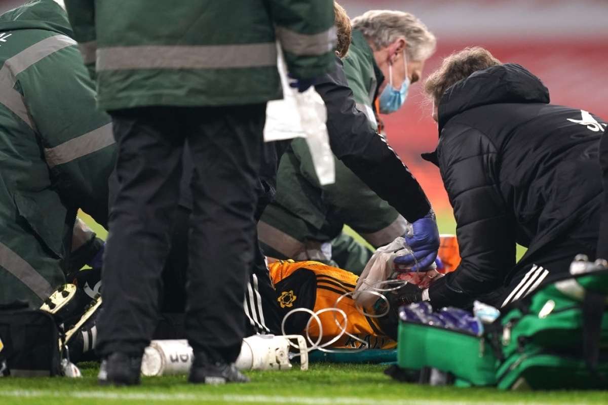 Raúl Jiménez chấn thương nặng ở trận đấu với Arsenal (Ảnh: Getty).