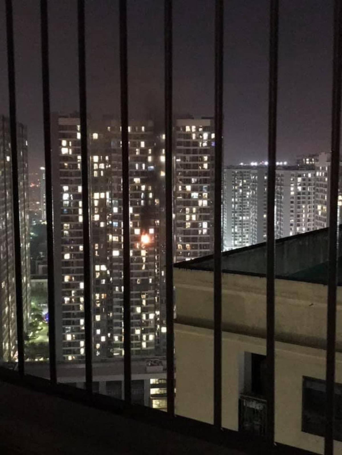 Đám cháy nhìn từ xa