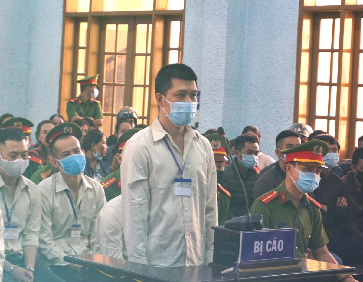 Hùng "si-đa" trước vành móng ngựa.
