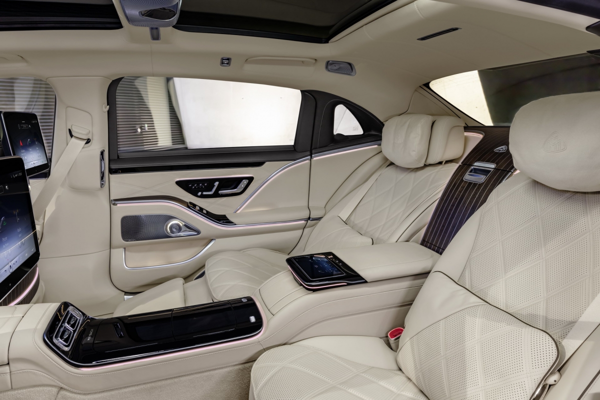 Xe cũng được bổ sung hệ thống MBUX Interior Assist cho phép người ngồi sau điều khiển đèn đọc sáng và rèm che nắng bằng cử chỉ. Thậm chí phát hiện khi hành khách ngồi sau di chuyển vào khu vực bóng tối, đèn sẽ tự động bật để giúp họ quan sát tốt hơn.