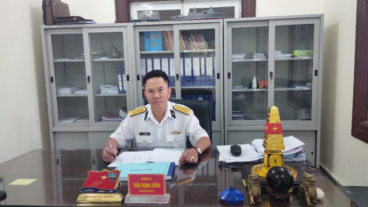 Hướng dẫn tàu cá vào âu tàu Song Tử Tây tránh bão. 